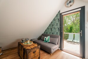 TV, DVD player, stereo - Cottage 'Gite Nichoir 2ad Et 2 Enf' with Private Terrace, Shared Garden and Wi-Fi (Plurien)