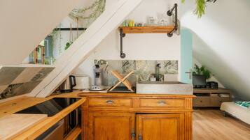 KylskÄp, mikrovÄgsugn, ugn och spishÀll