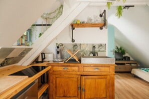 Fridge, microwave, oven, stovetop - Cottage 'Gite Nichoir 2ad Et 2 Enf' with Private Terrace, Shared Garden and Wi-Fi (Plurien)