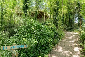 Property grounds - Cottage 'Gite Nichoir 2ad Et 2 Enf' with Private Terrace, Shared Garden and Wi-Fi (Plurien)