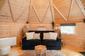 TV, DVD player - Chalet 'Gite Petite Chaumière Kota Finland' with Private Terrace, Garden and Air Conditioning (Plurien)