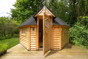 Exterior detail - Chalet 'Gite Petite Chaumière Kota Finland' with Private Terrace, Garden and Air Conditioning (Plurien)