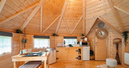 Chalet 'Gite Petite ChaumiÚre Kota Finland' avec terrasse privée, jardin privé et climatisation