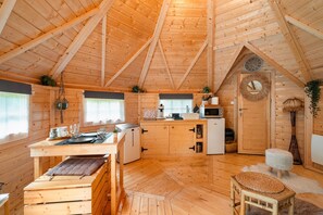 Fridge, microwave, stovetop, coffee/tea maker - Chalet 'Gite Petite Chaumière Kota Finland' with Private Terrace, Garden and Air Conditioning (Plurien)