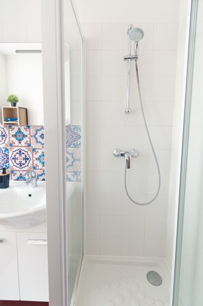 Shower, hair dryer, towels - Apartment 'Appartement 2 Pièces Paris' with Wi-Fi (GENTILLY)