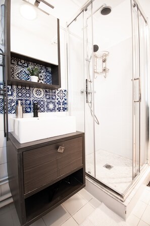 Shower, hair dryer, towels - Apartment 'Appartement 2 Pièces À Paris' with Wi-Fi (Gentilly)