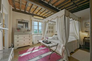 6 bedrooms, desk, iron/ironing board, WiFi