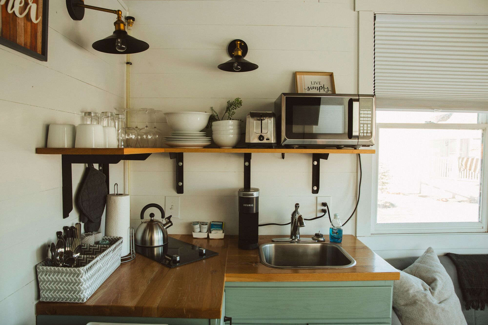 Een microgolfoven, een broodrooster