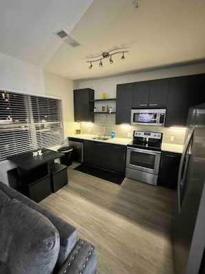 Cafetera y tetera y utensilios de cocina 