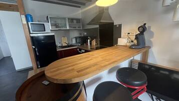 Kylskåp, mikrovågsugn, ugn och spishäll