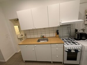 Frigorifero, microonde, forno, piano cottura