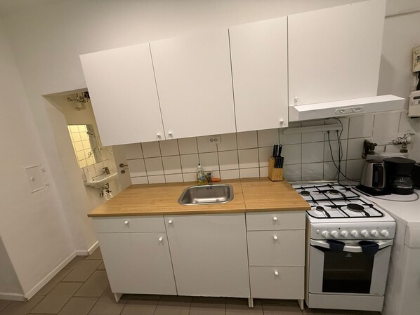Fridge, microwave, oven, stovetop - Economical Elegance: Chic 2BR Apartment Retreat (Wien)