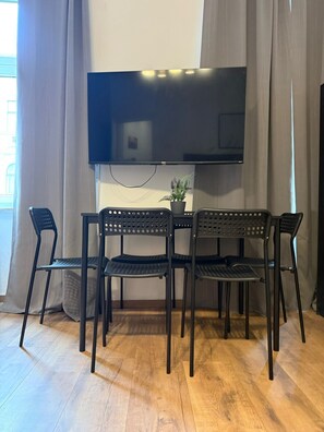 Dining - Economical Elegance: Chic 2BR Apartment Retreat (Wien)