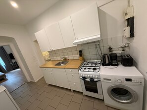 Frigorifero, microonde, forno, piano cottura