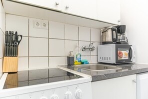 Mikrowelle, Ofen, Herdplatte, Wasserkocher mit Kaffee-/Teezubehör