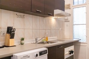 Geladeira, fogão, cooktop, cafeteira/chaleira