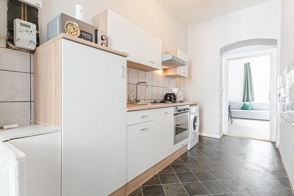 Microondas, horno, parrilla de estufa y cafetera y tetera