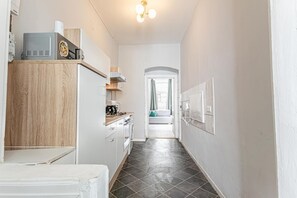 Microondas, horno, parrilla de estufa y cafetera y tetera