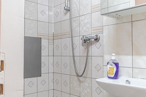 Haartrockner, Handtücher, Seife, Shampoo