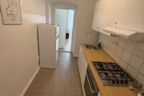 Fridge, microwave, oven, stovetop - Budget-Friendly 2BR Apt. with Great Location (Wien)