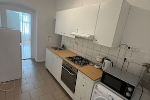 Fridge, microwave, oven, stovetop - Budget-Friendly 2BR Apt. with Great Location (Wien)