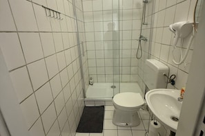 Hair dryer, towels, shampoo, toilet paper - Budget-Friendly 2BR Apt. with Great Location (Wien)