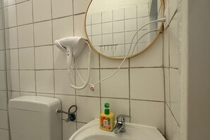 Haartrockner, Handtücher, Shampoo, Toilettenpapier