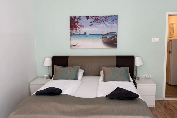 2 bedrooms, iron/ironing board, WiFi, bed sheets - Budget-Friendly 2BR Apt. with Great Location (Wien)