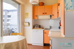 Kühlschrank, Mikrowelle, Ofen, Geschirrspüler