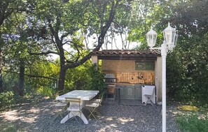 Outdoor dining - Beautiful home in Varages with WiFi (Varages)