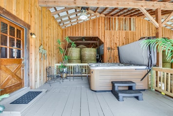 Clarkesville Vacation Rental | 1BR | 1BA | 700 Sq Ft | 3 Steps Required