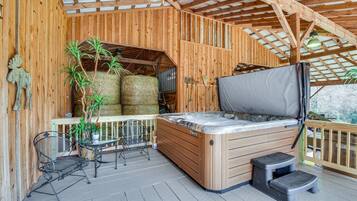 Indoor spa tub