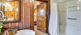 Converted Barn Couple's Oasis Near Tallulah Gorge