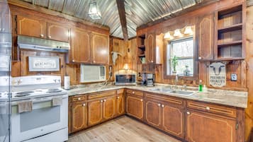 Coffee/tea maker, fridge, microwave, stovetop