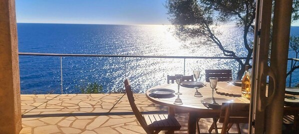 Outdoor dining - Villa à Fautea, 8 pers, piscine chauffée, pieds dans l'eau (CONCA)