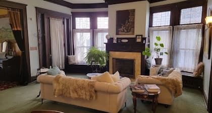 The Kings Throne Inn and Guest House