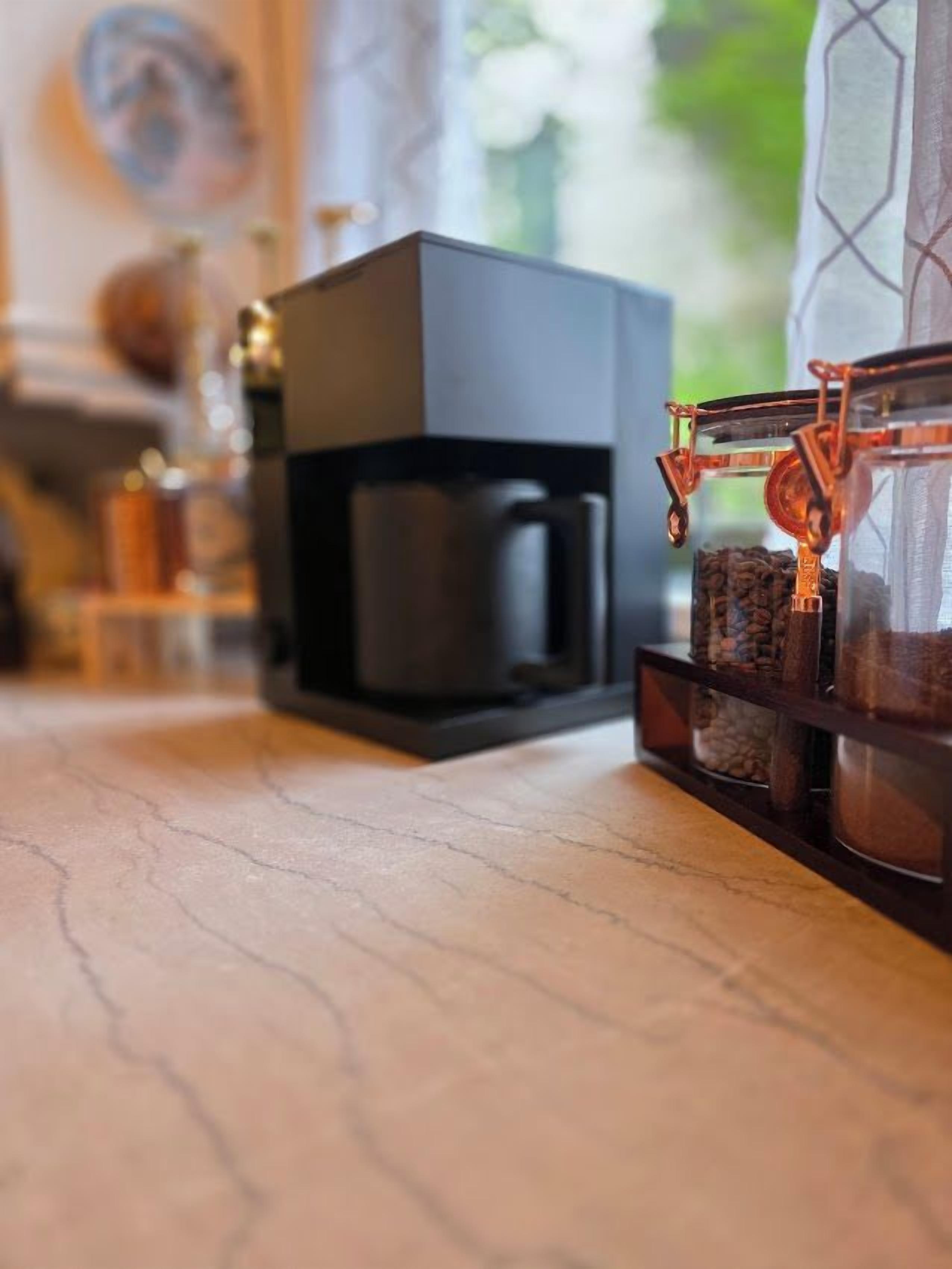 Kopi dan/atau alat penyeduh kopi