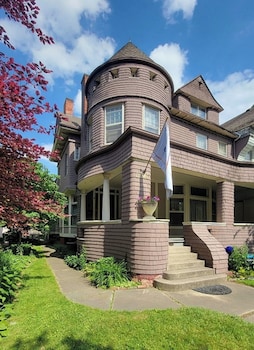 The Kings Throne Inn and Guest House