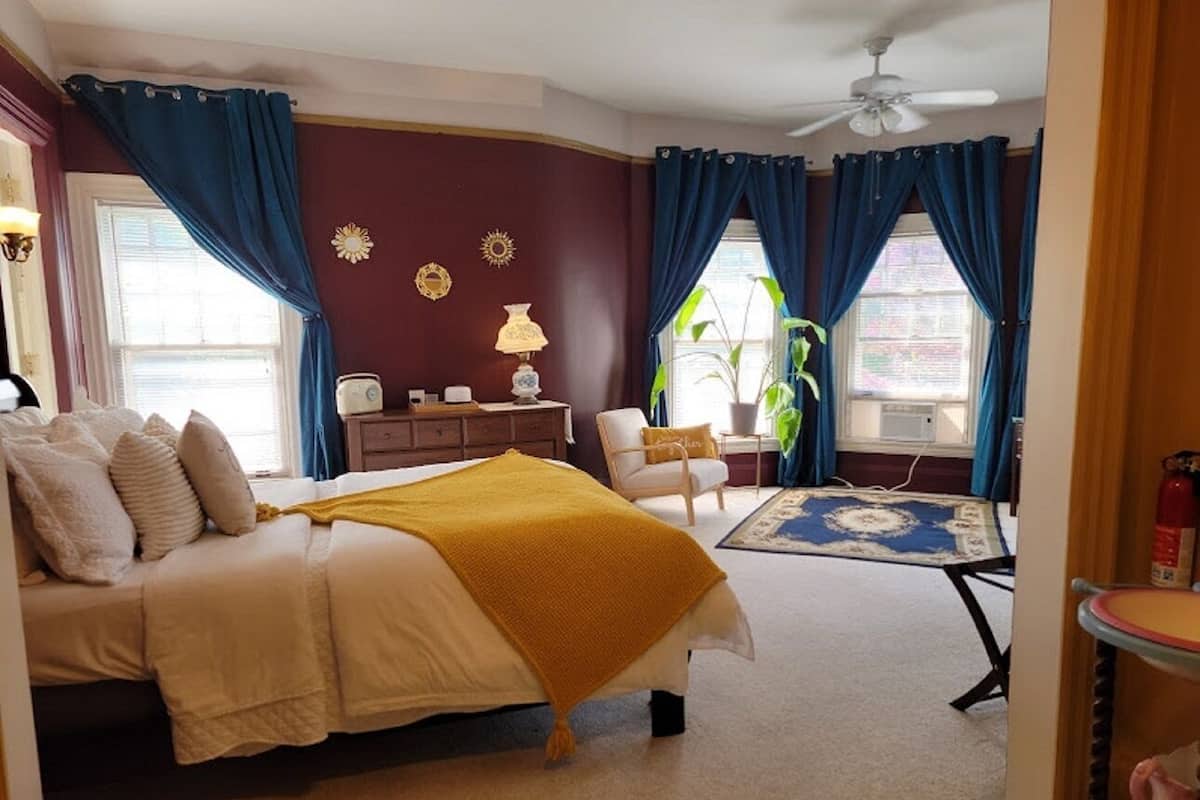 Habitación clásica, 1 cama Queen size, vista a la ciudad | Decoración personalizada, muebles diferentes y cortinas blackout
