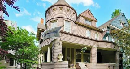 The Kings Throne Inn and Guest House