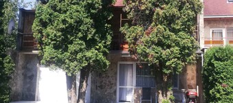 Casa vacacional con amplio jardín, parque infantil y parking cerrado.