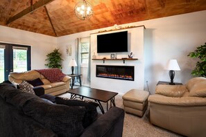 Smart TV, fireplace - New Spacious Warren Dunes Beach & Winery Retreat w/Hot Tub & Pool Table (Bridgman)