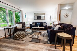 Smart TV, fireplace - New Spacious Warren Dunes Beach & Winery Retreat w/Hot Tub & Pool Table (Bridgman)