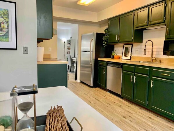 Private kitchen - Contemporary 3BR: Large Patio, TVs in Every Room. Heart of Montgomery Village (Gaithersburg)