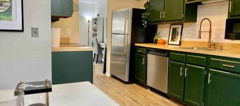 Contemporary 3BR: Large Patio, TVs in Every Room. Heart of Montgomery Village