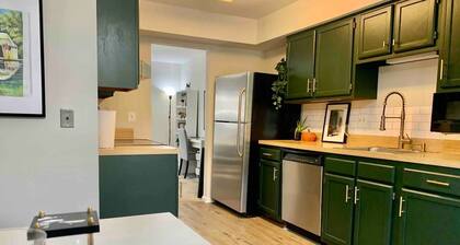 Contemporary 3BR: Large Patio, TVs in Every Room. Heart of Montgomery Village