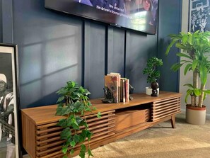 Interior - Contemporary 3BR: Large Patio, TVs in Every Room. Heart of Montgomery Village (Gaithersburg)