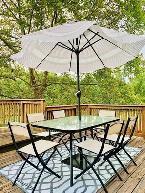 Outdoor dining - Contemporary 3BR: Large Patio, TVs in Every Room. Heart of Montgomery Village (Gaithersburg)