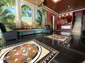 Coin salon dans le hall