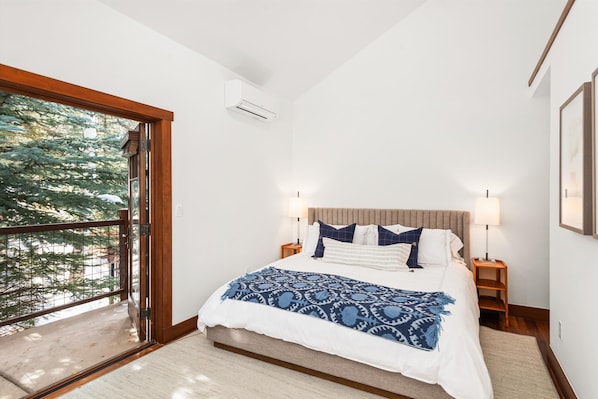 4 bedrooms, desk, iron/ironing board, WiFi